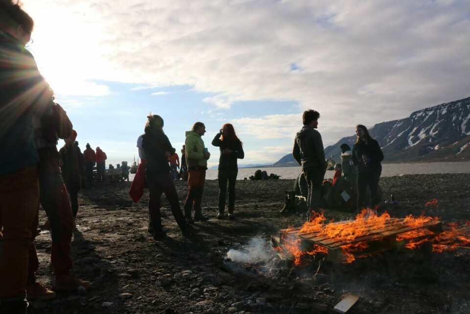 OBLIGATORISK: Midtsommerfeiring blir ikke helt det samme uten et bål. Også var det fint å varme seg på utover kvelden. OBLIGATORISK: Midtsommerfeiring blir ikke helt det samme uten et bål. Også var det fint å varme seg på utover kvelden.