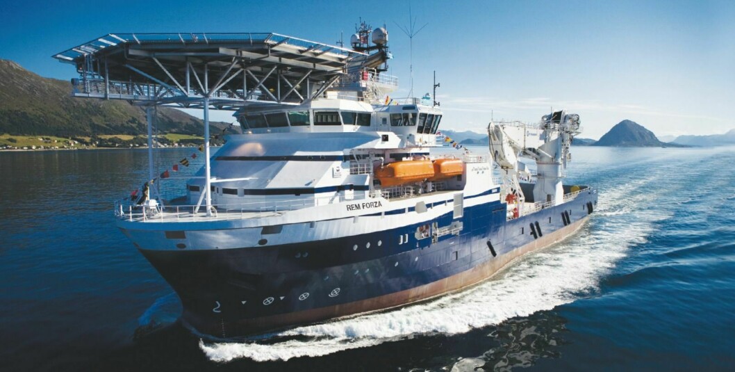 Skipet «Maersk Forza» (tidligere «Rem Forza») kommer til Longyearbyen for å bistå i hevet av det styrtede helikopteret.