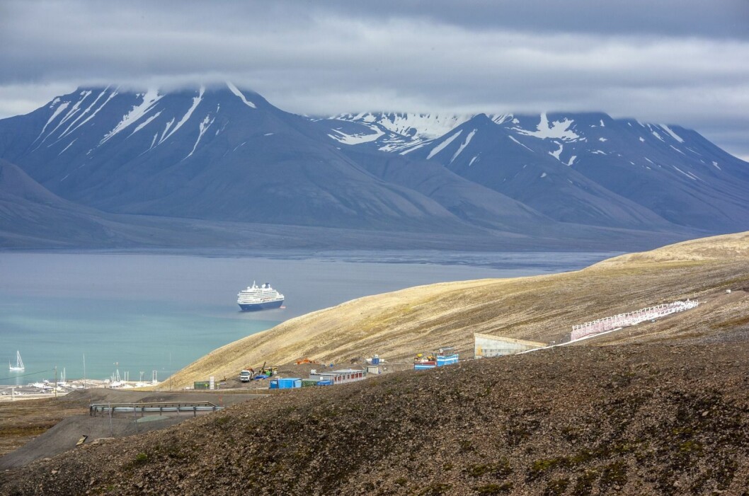 Frøhvelvet (til høyre på bildet) er trolig Longyearbyens mest populære attraksjon blant utenlandske turister. Frøhvelvet (til høyre på bildet) er trolig Longyearbyens mest populære attraksjon blant utenlandske turister.