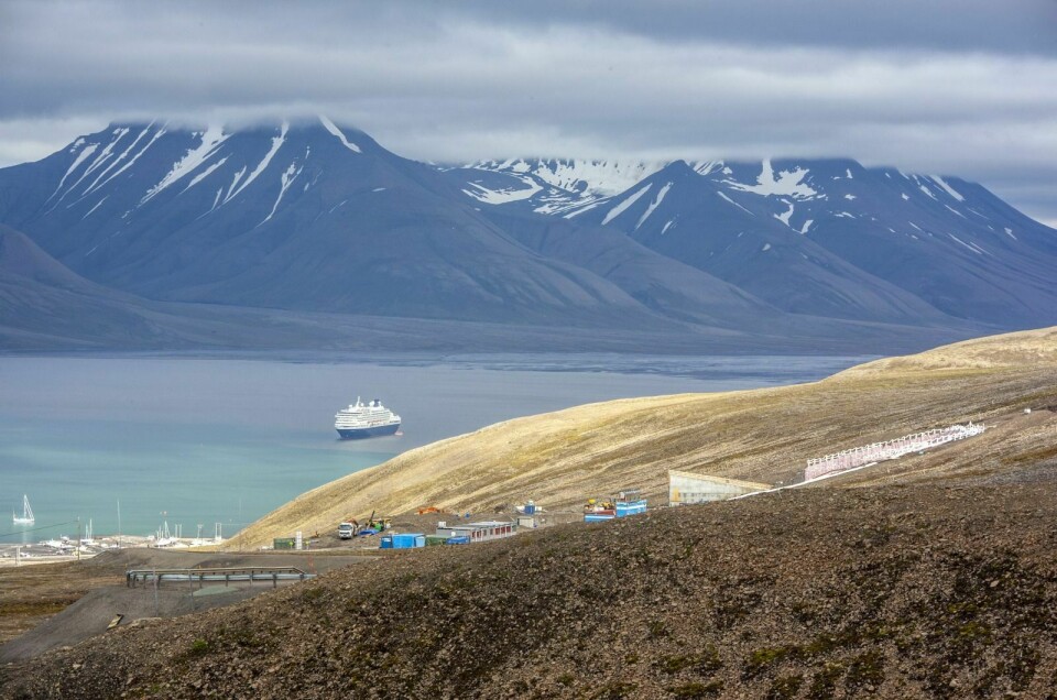Frøhvelvet (til høyre på bildet) er trolig Longyearbyens mest populære attraksjon blant utenlandske turister.
