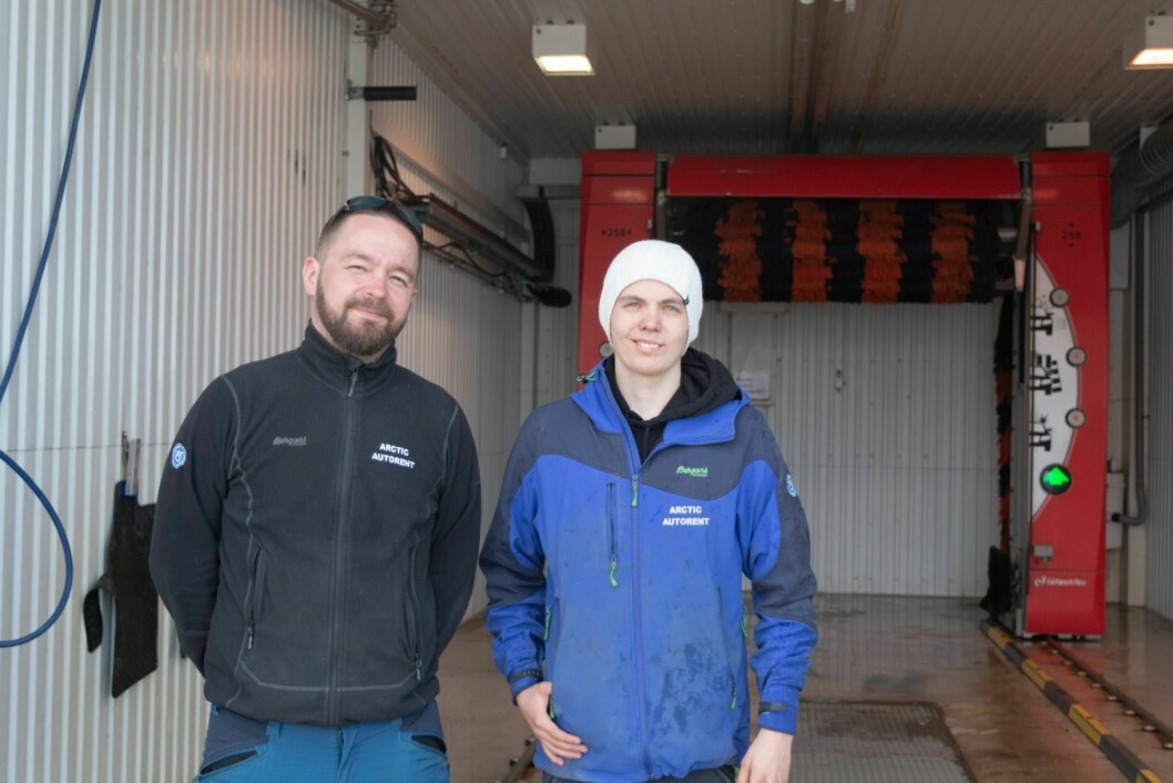 ÅPNER FREDAG: Thomas Nilsen (f.v) og Mathias Dyrstad ved Arctic Autorent kan endelig tilby bilvask til Longyearbyens innbyggere.