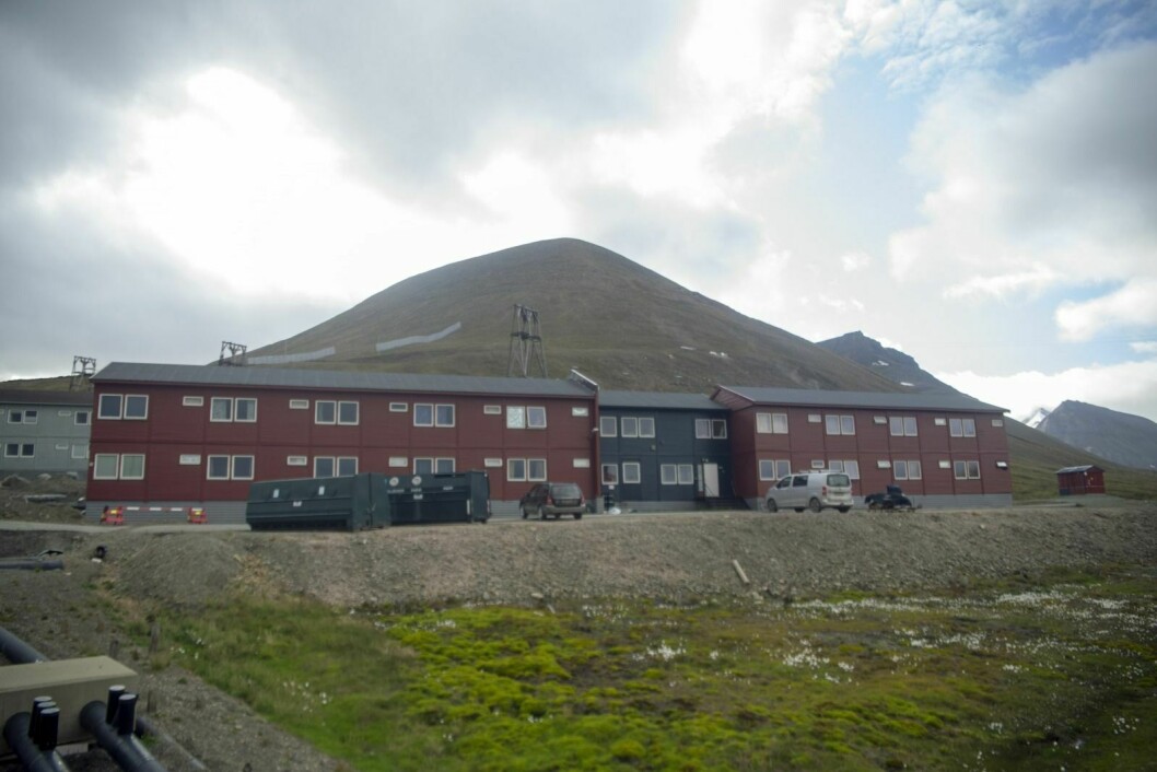 Denne blokka i Vei 232 har fem leiligheter som eieren Longyearbyen boligeiendom leier ut fast på Airbnb. Longyearbyen lokalstyre mener det er i strid med arealplanen.