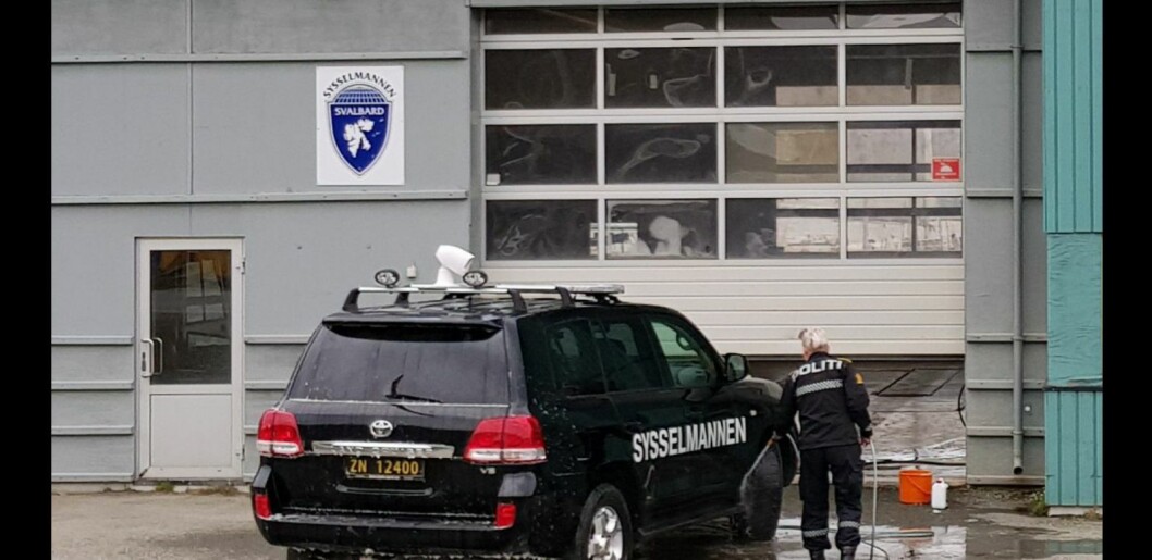 Også Sysselmannen spyler patruljebilen sin regelmessig, uten at det stilles krav til oljeutskiller eller forskriftsmessig deponering av slammet. Også Sysselmannen spyler patruljebilen sin regelmessig, uten at det stilles krav til oljeutskiller eller forskriftsmessig deponering av slammet.