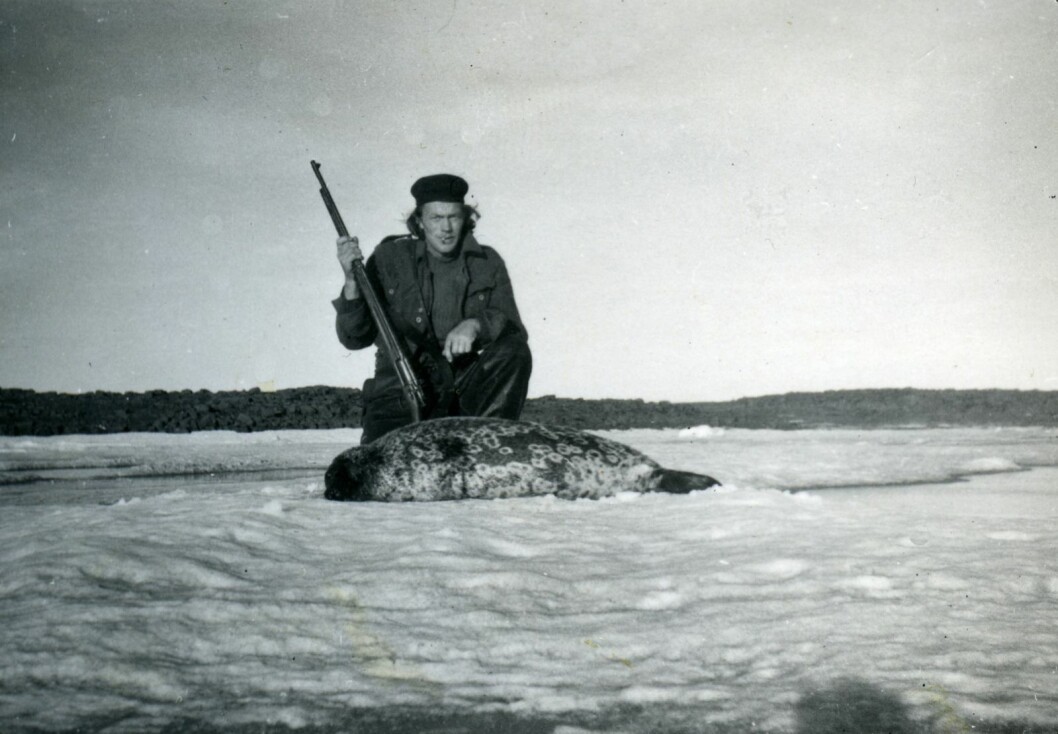 Jon Bjåen på snaddjakt på Halvmåneøya. Jon Bjåen på snaddjakt på Halvmåneøya.