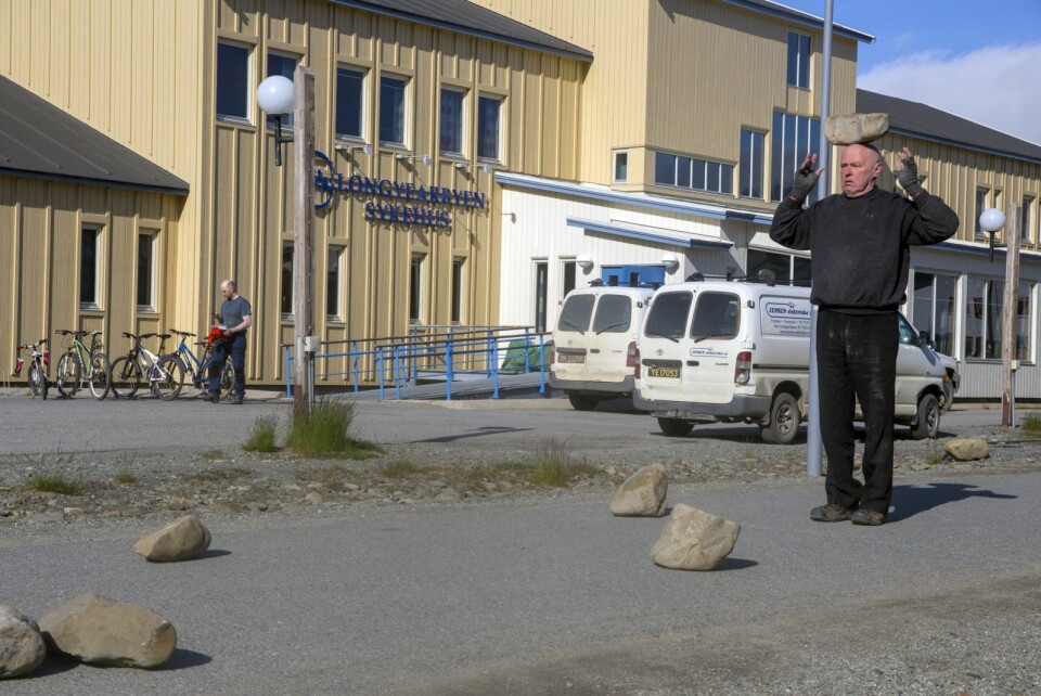 Den tyske kunstneren Boris Nieslony framførte sin performance i gågata fredag, og brukte steiner som kulisser.