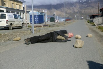 Den tyske kunstneren Boris Nieslony framførte sin performance i gågata fredag, og brukte steiner som kulisser. Den tyske kunstneren Boris Nieslony framførte sin performance i gågata fredag, og brukte steiner som kulisser.