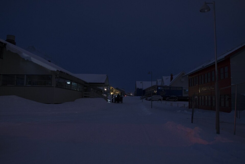 Det ble helt mørkt i sentrum av Longyearbyen mandag morgen.