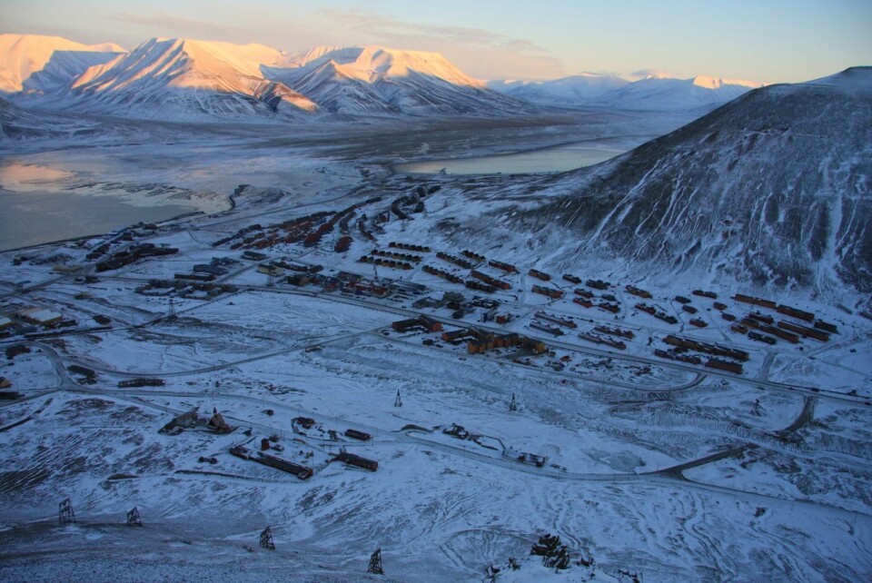 Dagens prispolitikk i Longyearbyen fører til dårlig stabilitet og liten investeringslyst, skriver forfatteren av innlegget. Hun mener familiesamfunnet knaker i sammenføyningene. Dagens prispolitikk i Longyearbyen fører til dårlig stabilitet og liten investeringslyst, skriver forfatteren av innlegget. Hun mener familiesamfunnet knaker i sammenføyningene.