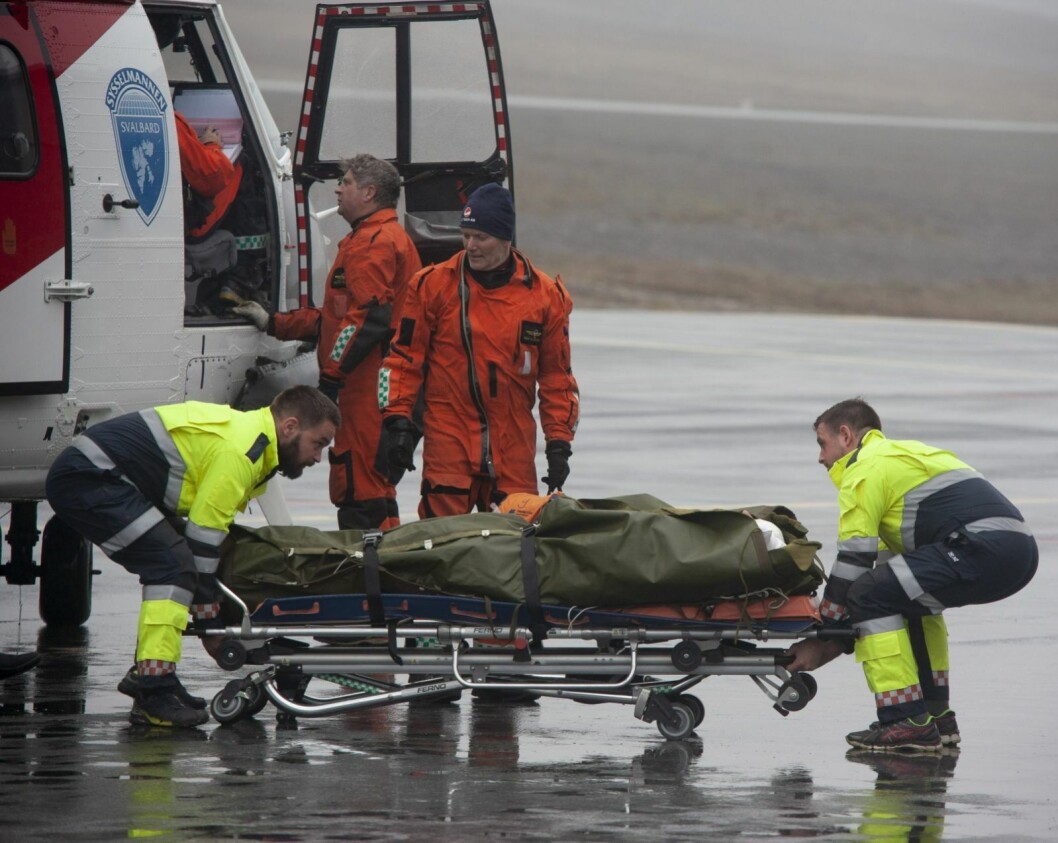 Her blir mannen fraktet på båre fra helikopteret og inn i en ventende ambulanse på Svalbard lufthavn. Her blir mannen fraktet på båre fra helikopteret og inn i en ventende ambulanse på Svalbard lufthavn.