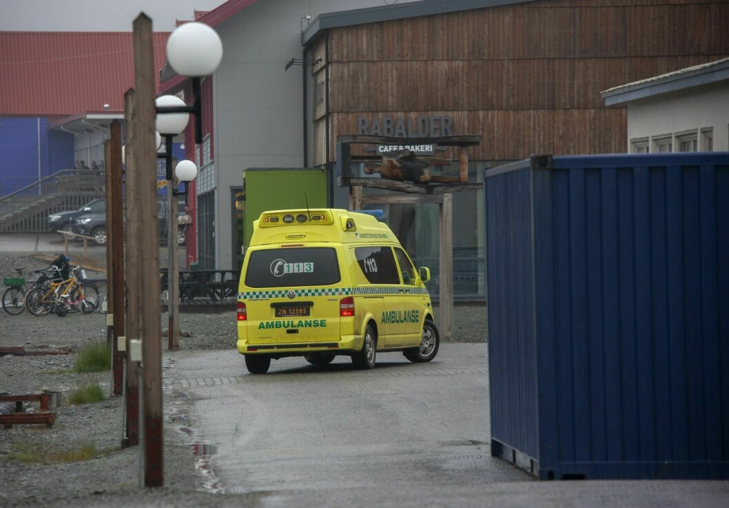 Ambulansen ankom Longyearbyen sykehus klokken 13.39.