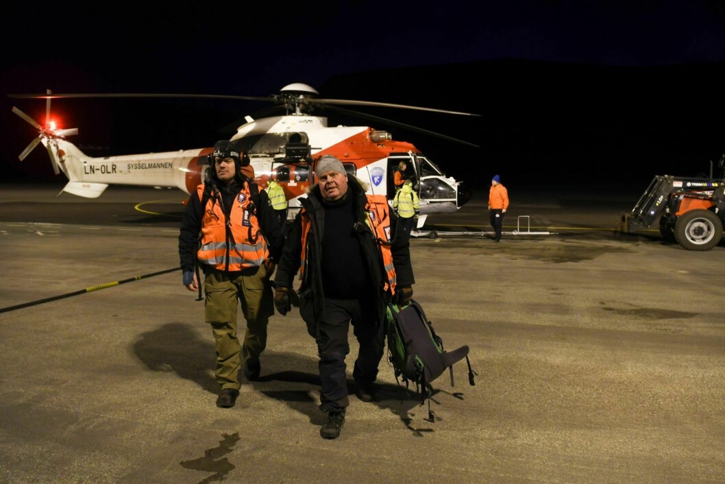 Andreas Eriksson, til venstre og Trond Olsen, begge LRKH,  ble fraktet tilbake til Longyearbyen av sysselmannshelikopteret etter strandsøk tirsdag. Da hadde de gått fra Festningen til Vannposten.