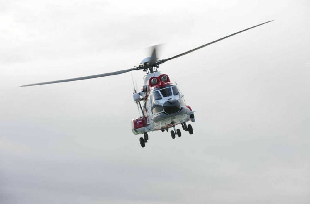 Sysselmannen har sendt helikopter for å hente åtte personer i havsnød.