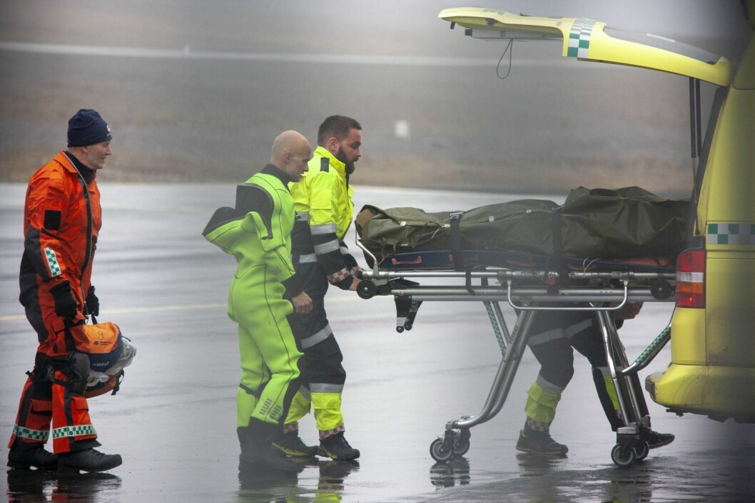Her blir mannen fraktet på båre fra helikopteret og inn i en ventende ambulanse på Svalbard lufthavn. Her blir mannen fraktet på båre fra helikopteret og inn i en ventende ambulanse på Svalbard lufthavn.