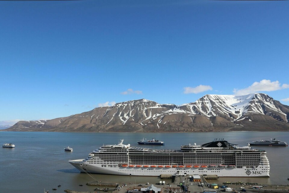 FEM SKIP: 23. juni i år lå det ett stort og fire mindre cruiseskip i havna i Longyearbyen, med rundt 4.000 passasjerer til sammen.