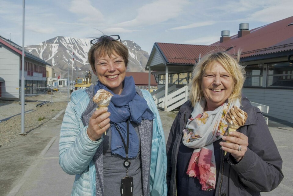 Ellen Fagerslett og Astrid Thorbjørnsen nyter årets første softis i strålende sol.