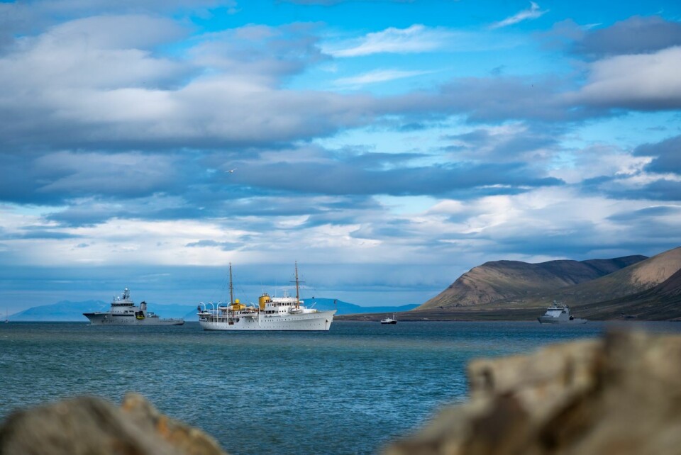 «Kongeskipet Norge» lå ankret opp utenfor Longyearbyen torsdag. «Kongeskipet Norge» lå ankret opp utenfor Longyearbyen torsdag.