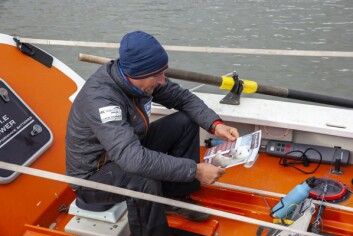 De svenske eventyrerne spurte Svalbardposten om de kunne få med seg noe lesestoff på turen. Her leser Sören Kjellkvist om isbjørnen som brøt seg inn i varelageret på Isfjord Radio tidligere i år. Han er litt nervøs for å få isbjørn oppi robåten. De svenske eventyrerne spurte Svalbardposten om de kunne få med seg noe lesestoff på turen. Her leser Sören Kjellkvist om isbjørnen som brøt seg inn i varelageret på Isfjord Radio tidligere i år. Han er litt nervøs for å få isbjørn oppi robåten.