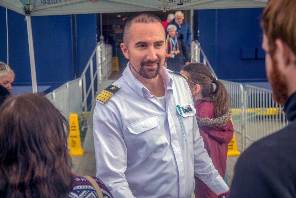 Miljøoffiser Dejan Radovic viste frem skipet, men var forsiktig med å snakke om hvor mye drivstoff de bruker.
