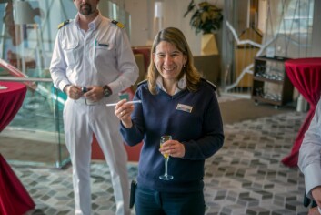 Doreen Kuempel, ansvarlig for hotellvirksomheten om bord, viser fram nye miljøvennlige sugerør som brukes om bord.