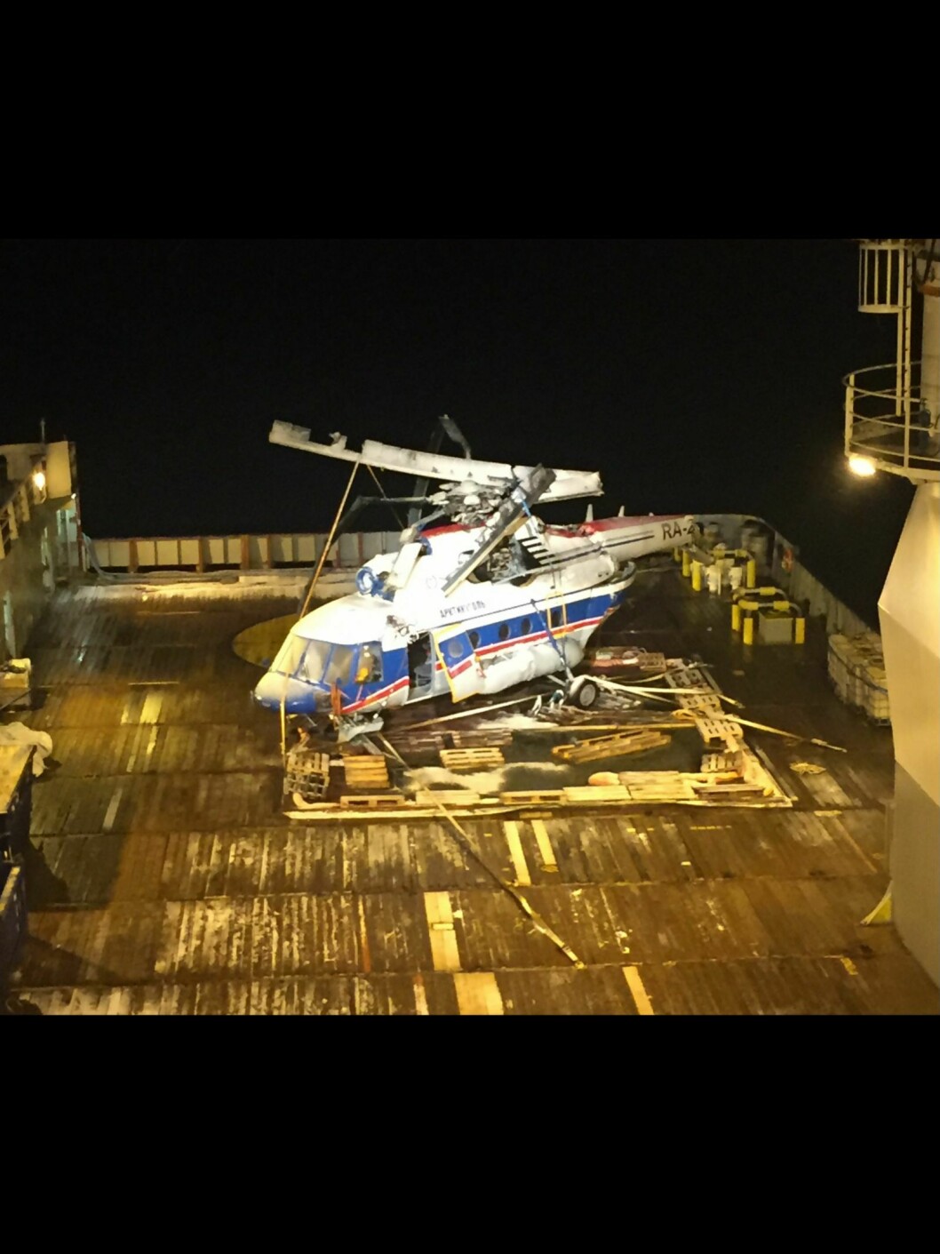 Her er helikoptervraket hentet om bord i ‹Maersk Forza›.