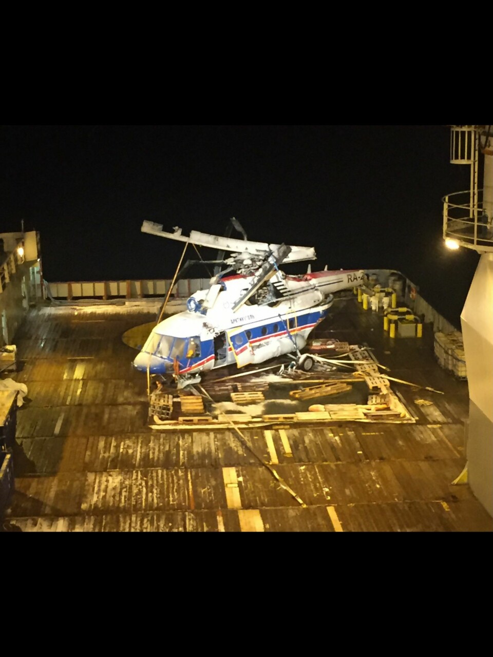 Her er helikoptervraket hentet om bord i ‹Maersk Forza›.
