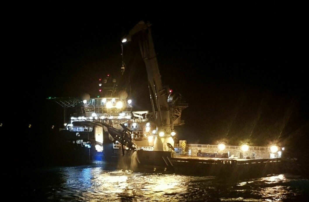 Helikoptervraket hevet om bord i skipet «Maersk Forza» natt til lørdag. Søket etter de omkomne fortsetter for fullt.
