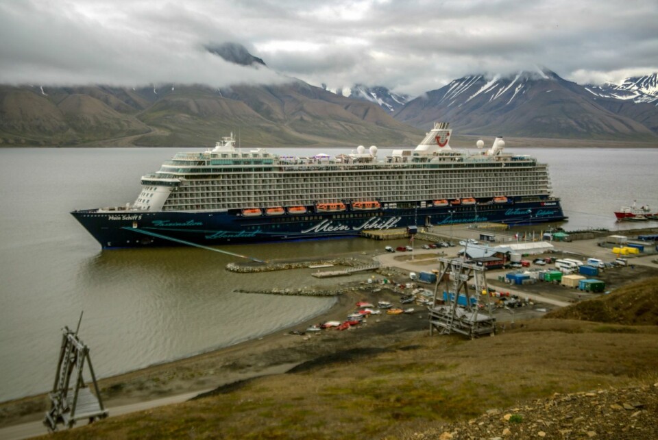 Da «Mein Schiff 5» var i Longyearbyen lå skipet til kai i mange timer. Dette er med på å gjøre omsetningen større for det lokale næringslivet, og skipet har ifølge cruisenettverket vært med på å generere millioner av mynt i kassen.