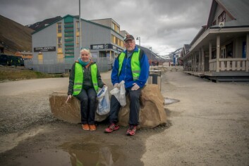 Etter besøket tok Eva Britt Kornfeldt og Helge Dahl Pettersen fra Visit Svalbard en rydderunde i bygatene.