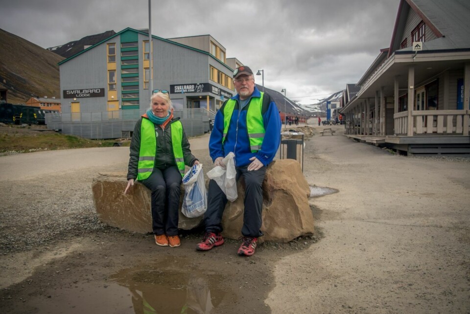 Etter besøket tok Eva Britt Kornfeldt og Helge Dahl Pettersen fra Visit Svalbard en rydderunde i bygatene.