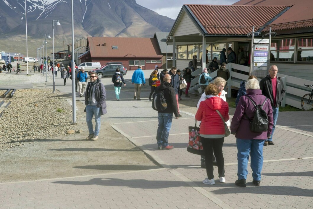 Turismen på Svalbard er en stadig snakkis. Svalbardposten dro ut for å høre med turistene om hvorfor de er her.
