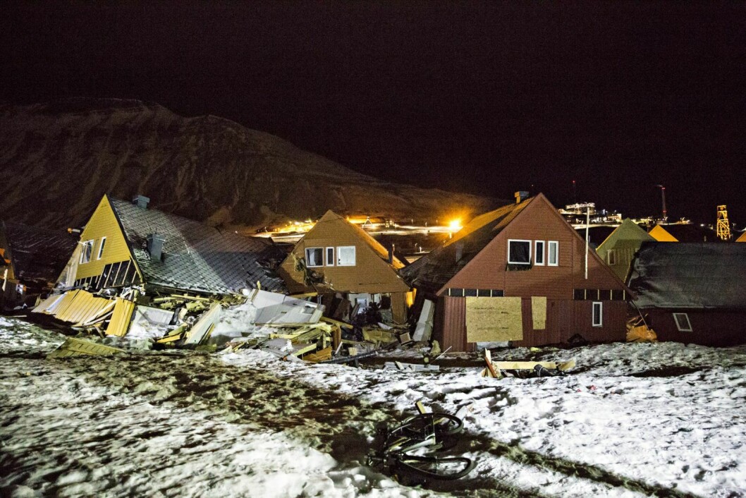 Spesialenheten for politisaker har henlagt saken mot Sysselmannen, Longyearbyen lokalstyre og Store Norske Spitsbergen Kullkompani etter skredulykken i desember 2015.