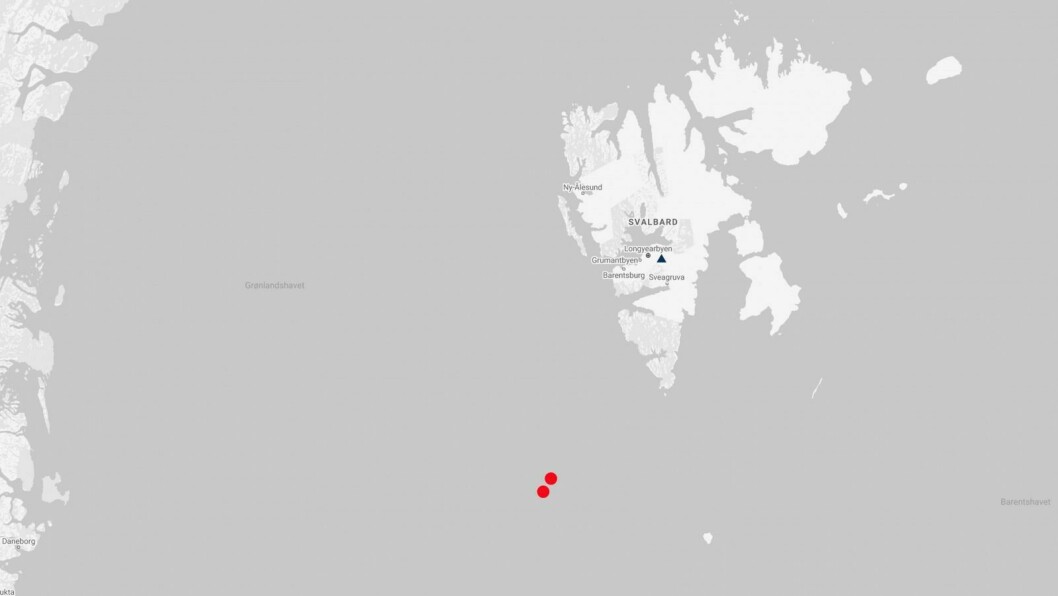 De røde feltene viser de to jordskjelvene nordvest for Bjørnøya.