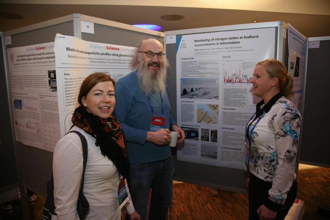 Internasjonal direktør ved Norsk Polarinstitutt, Kim Holmén, flankert av Margrete Keyser til venstre og Helen Andersen fra Svalbard Science Forum og Norges Forskningsråd.
