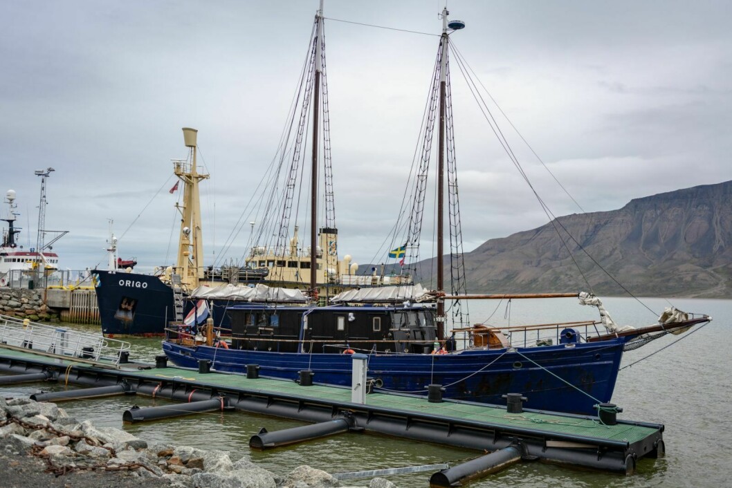 «Meloria», som ble tauet inn til Longyearbyen etter at den kom i havsnød forrige torsdag, får ikke seile videre. Båten er erklært ikke sjødyktig av Sjøfartsdirektoratet.