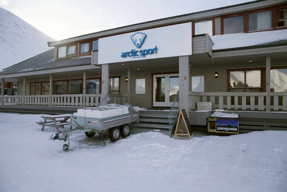 Lokalene til Svalbard Arctic Sport AS har vært stengt lenge. Nå er det klart at butikken legges ned, og at Spitsbergen travel skal inn i lokalene med et nytt butikkonsept.