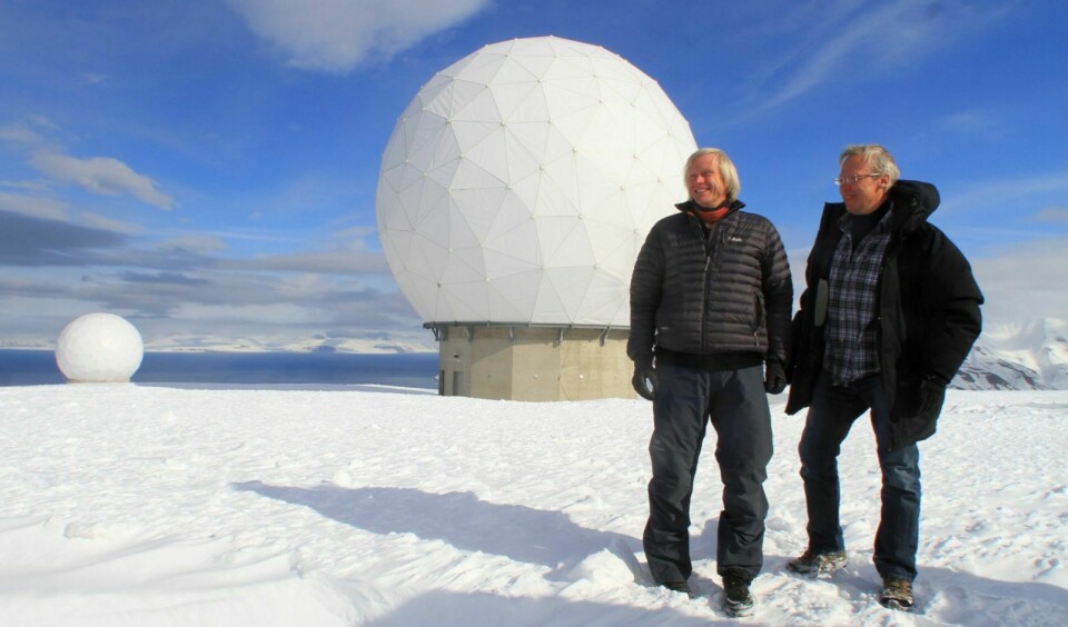 I 1997 kom den første antennen på Platåfjellet over Longyearbyen, nå er det 40 slike og SvalSat får stadig større aktivitet.  –Datanedlasting gir stadig flere arbeidsplasser, sier administrerende direktør Rolf Skatteboe (tv) og antenneansvarlig Reidar Norheim i Kongsberg Satelitte Services.