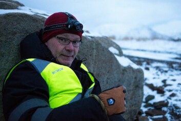 André Jenssen sitter og gjemmer seg mens han venter på at hundene skal finne han. André Jenssen sitter og gjemmer seg mens han venter på at hundene skal finne han.