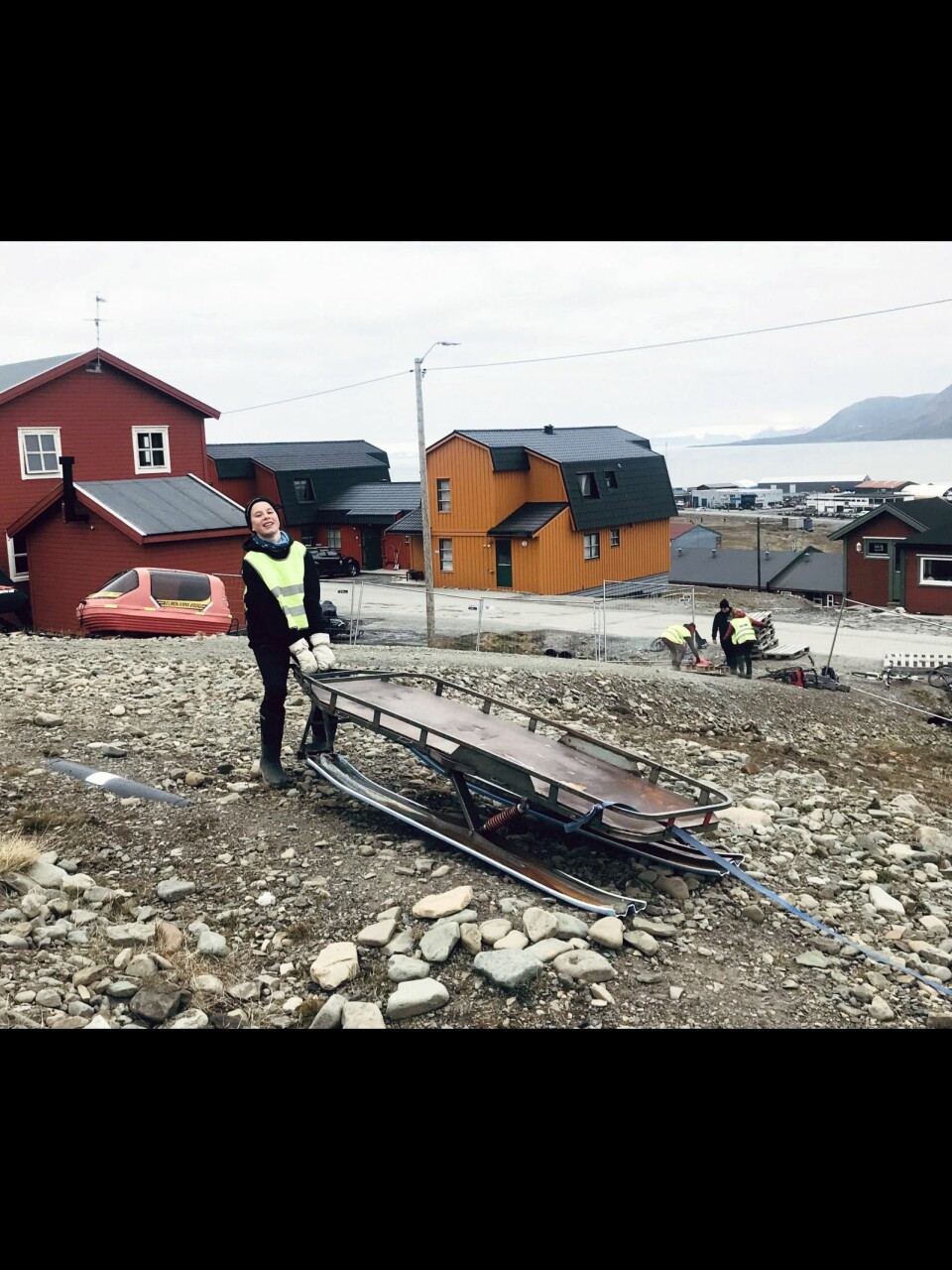 Privatpersoner etterlater seg ofte utrangert skuterutstyr når de forlater Svalbard. Totalt er det ryddet i overkant av 35 tonn avfall fra byen og de bynære områdene i løpet av sommeren. Privatpersoner etterlater seg ofte utrangert skuterutstyr når de forlater Svalbard. Totalt er det ryddet i overkant av 35 tonn avfall fra byen og de bynære områdene i løpet av sommeren.