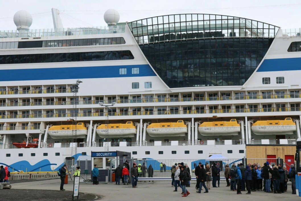 Høyre foreslår å bruke mer av miljøskatten som går til Svalbard Miljøvernfond til lokale tiltak som skilting. Hvis det ikke er mulig vil de innføre en ny turistskatt. AidaLuna ankom Longyearbyen som sesongens første store cruiseskip 29. mai 2019.