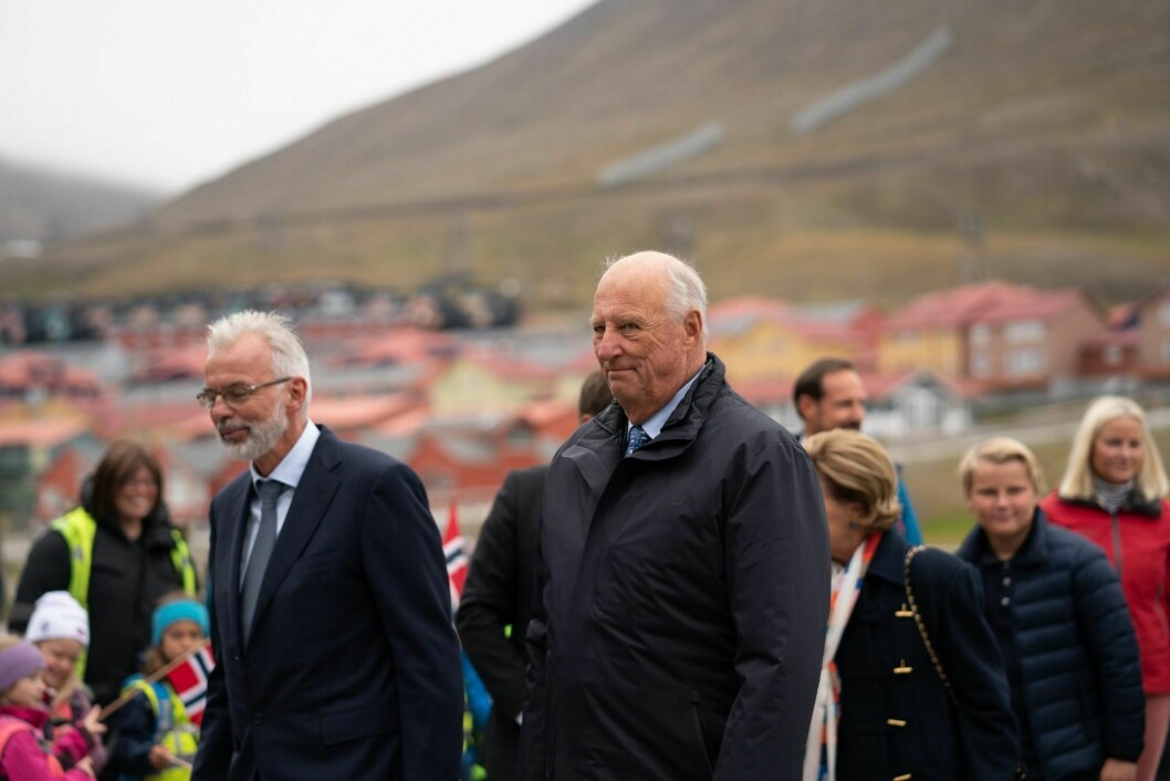 Hele kongefamilien besøkte Svalbard, og da nyttet kong Harald muligheten til å si at han følger spente med på endringene her oppe.