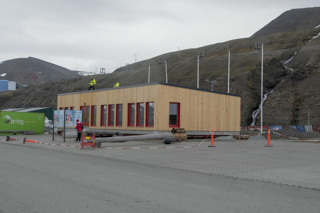 Her blir det utført arbeid på taket av havnebygget. Her blir det utført arbeid på taket av havnebygget.