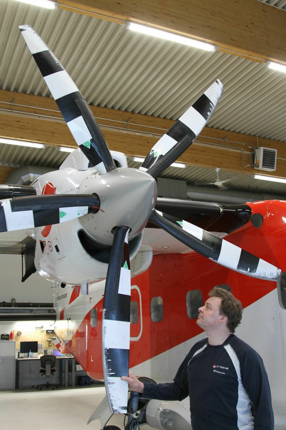 – Ingen i luftfarten ønsker sammenstøt med fugl. Disse stripene hjelper, sier tekniker Hasse Mårtensson ved Lufttransport på Svalbard.