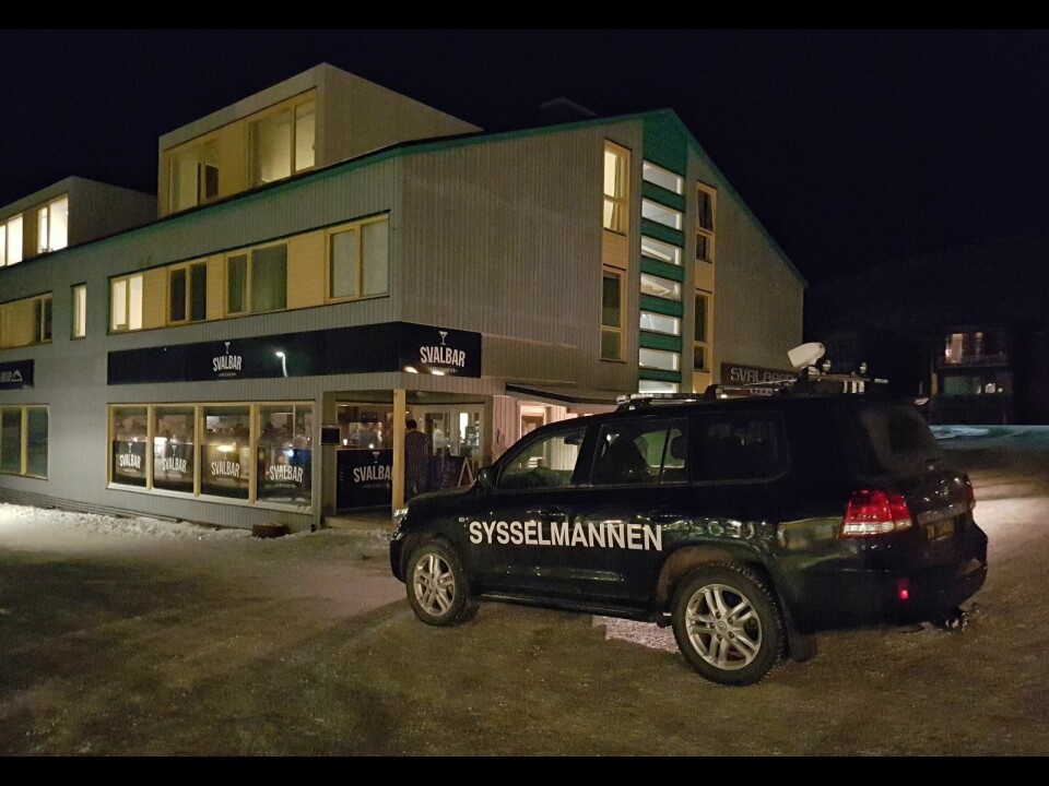 Politiet måtte rykke ut til slåsskamp på puben Svalbar natt til søndag.