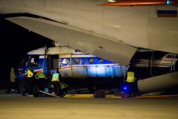 Helikopteret ble hengene under det russiske Illusjin-76-flyet mens mannskapene monterte hjulene. Helikopteret ble hengene under det russiske Illusjin-76-flyet mens mannskapene monterte hjulene.