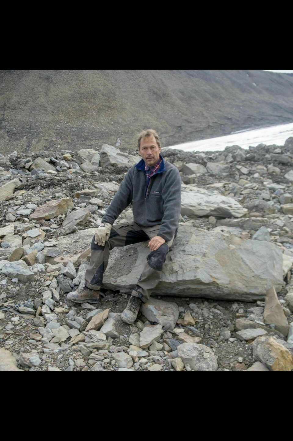 Andreas Løvold tar seg en rast på steinen som han håper skal bli en attraksjon på Naturhistorisk Museum i Oslo i framtiden. Steinen veier et sted mellom 1,5 og 2 tonn, og blir den største som er fraktet fra øygruppen til dette formålet.