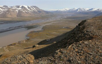 VURDERER VERN: Klima- og miljødepartementet vurderer å verne den nedre delen av Adventdalen. Her sees store deler av det aktuelle området fra Lindholmhøgda en sommerdag i juli. VURDERER VERN: Klima- og miljødepartementet vurderer å verne den nedre delen av Adventdalen. Her sees store deler av det aktuelle området fra Lindholmhøgda en sommerdag i juli.