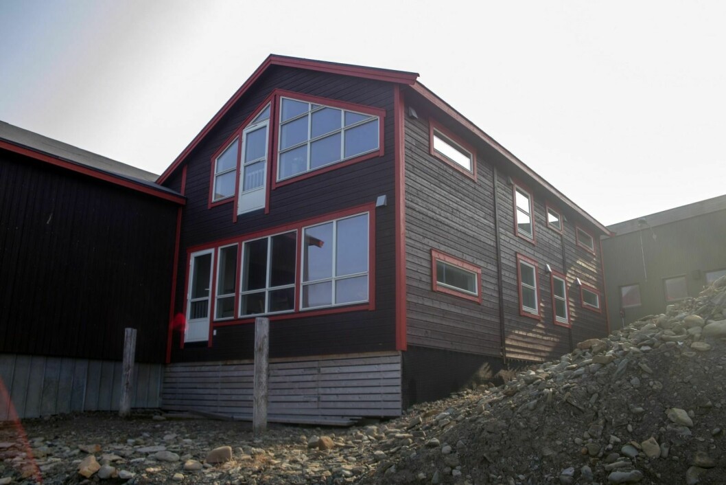 Dette fritidshuset i Sjøområdet kan leies for tilreisende hele året. Det er kun fastboende eller tidligere fastboende som kan eie eller leie slike hus på Svalbard.