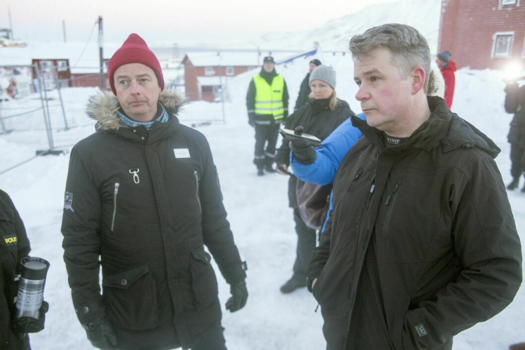 Svalbardminister Per Willy Amundsen til høyre og olje- og enrgiminister Terje Søviknes besøkte Longyearbyen og møtte de skredrammede i februar.