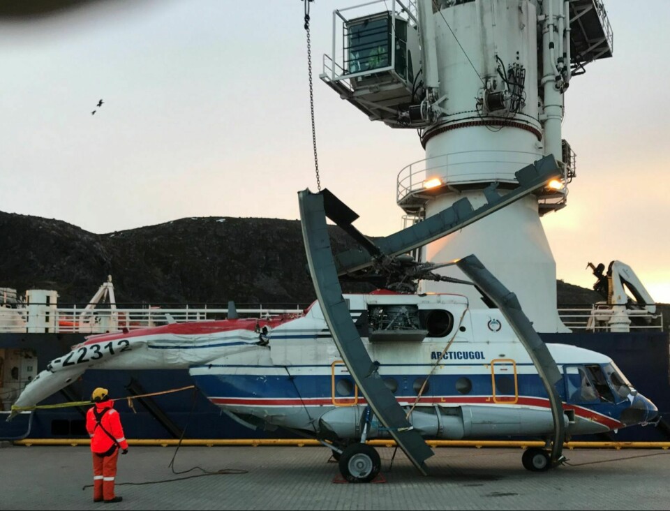 Helikoptervraket blir losset av offshoreskipet «Maersk Forza» i Hammerfest. Nå er det på vei mot Stavanger-områdetpå en annen båt.