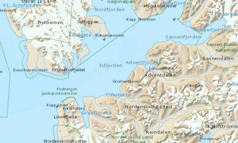 Dårlig vær: Turfølget befant seg på land i Isfjorden da de ble hentet ut av sysselmesteren.